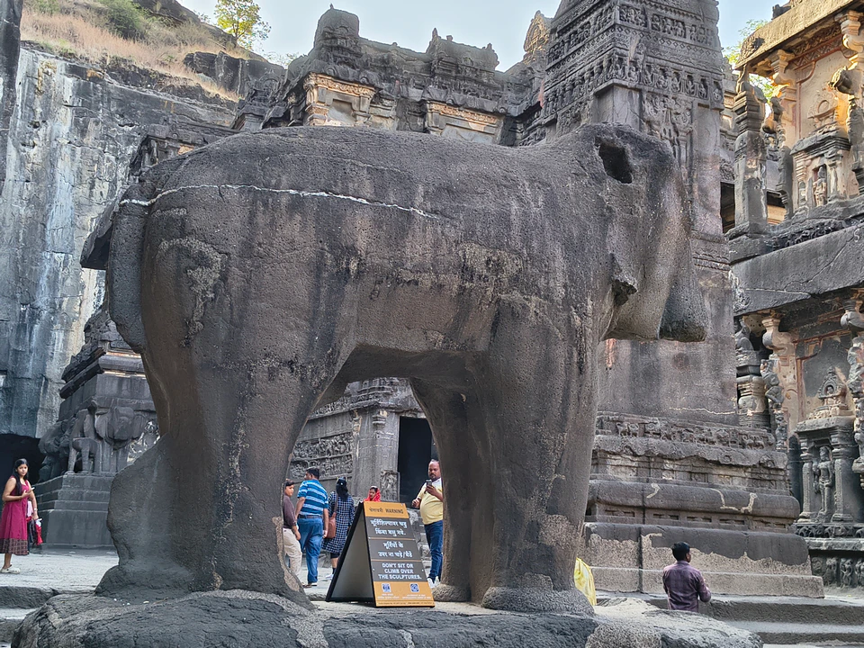 The giant elephant statue at Kailasa temple