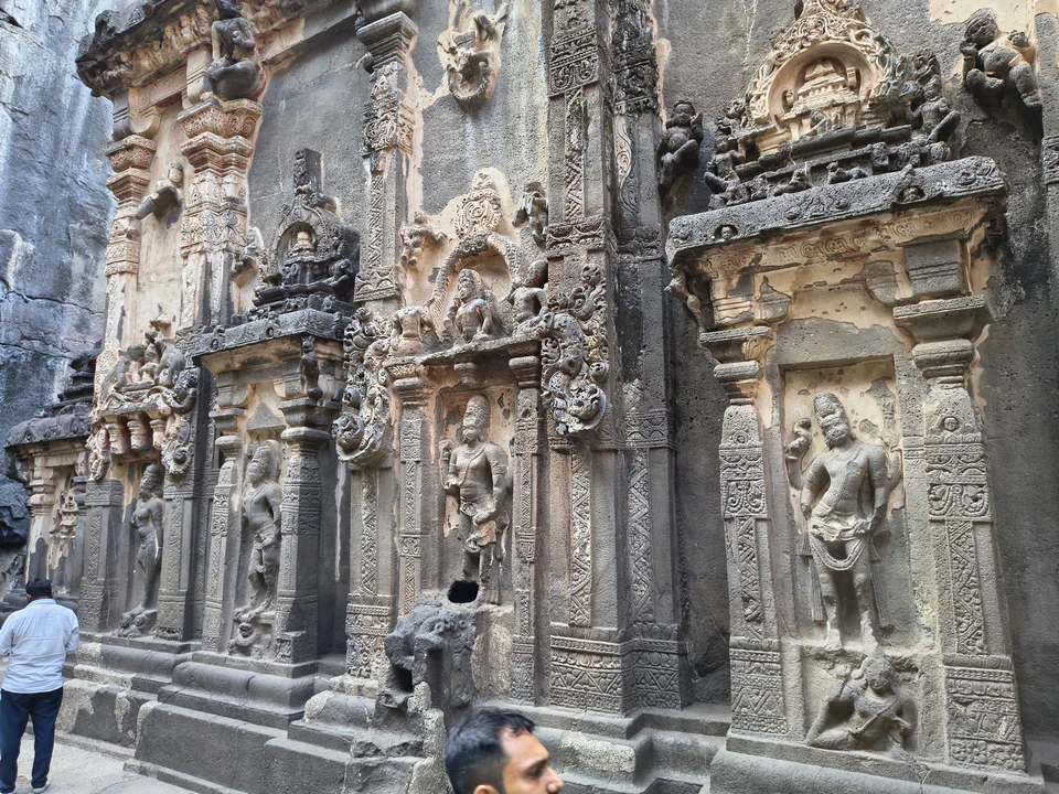 Carving on the outer wall at Kailasa