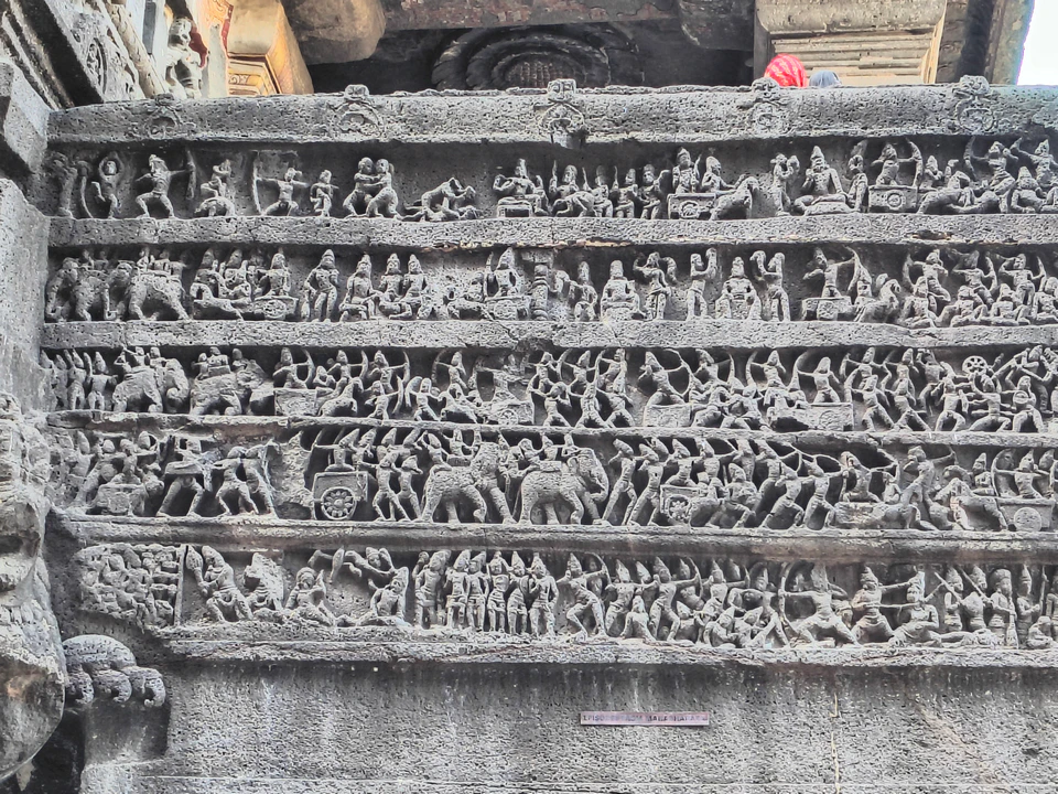 Mahabharata on the wall in Kailas Temple