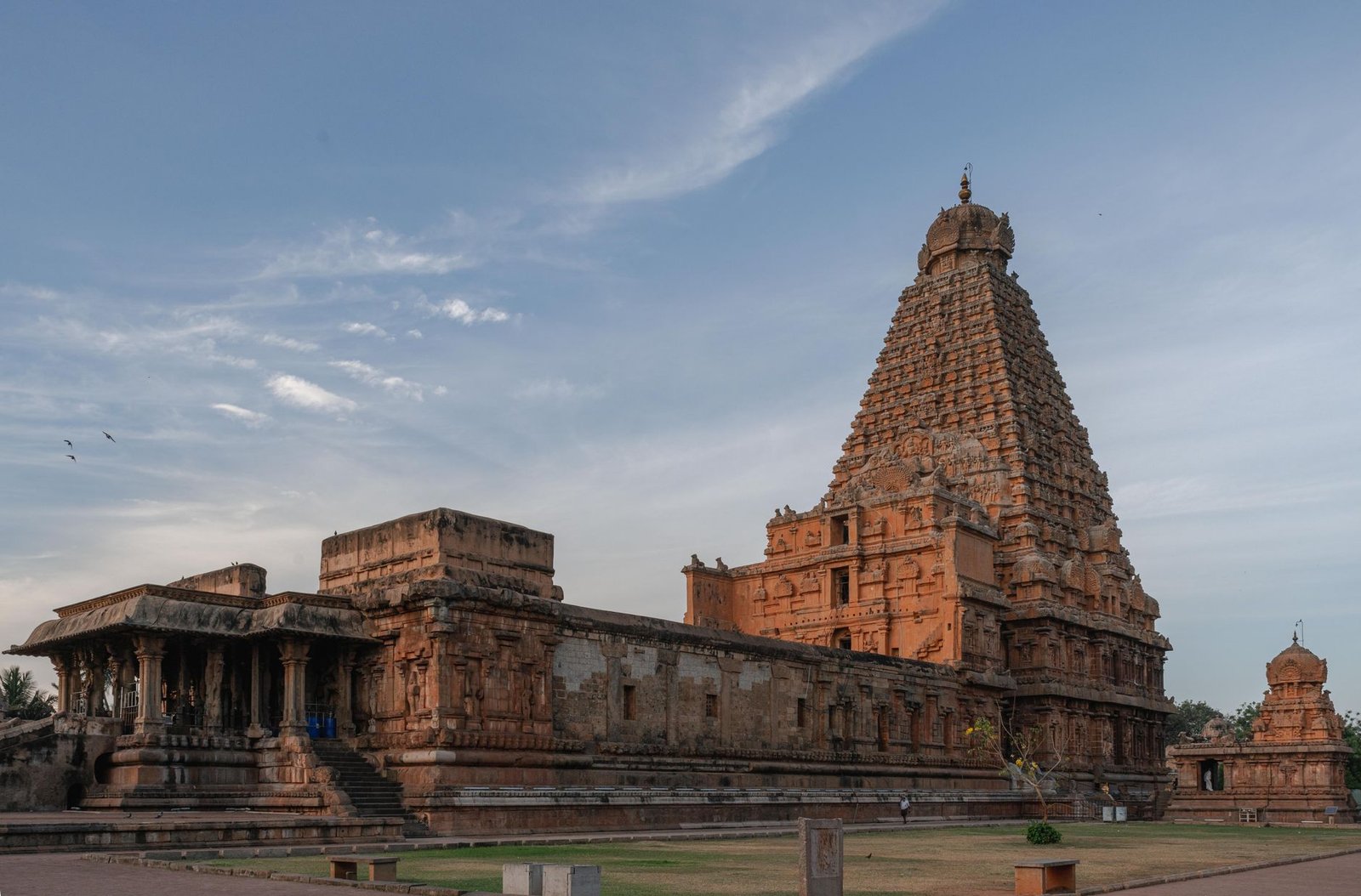 majestic brihadeeswarar temple at sunset