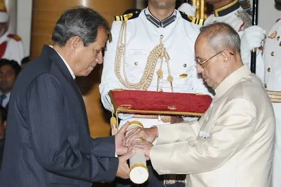 Sushil Doshi accepting the Padma Shri award