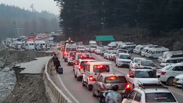 Weekend travel in India . Crowds on the road
